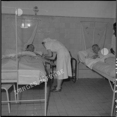 Deux hommes se faisant soigner à l'hôpital militaire Lanessan.