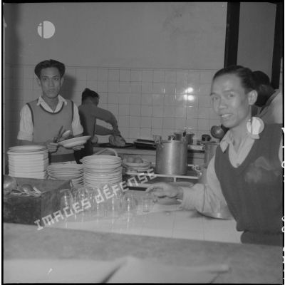Personnel vietnamien dans les cuisines de l'hôpital militaire Lanessan.