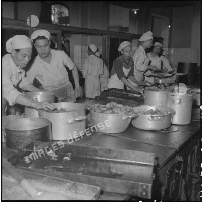 Cuisiniers aux fourneaux à l'hôpital militaire Lanessan.