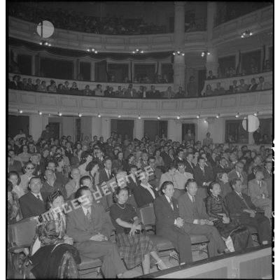 Spectateurs venus assister à une représentation de la Compagnie de l'Union française, au théâtre municipal de Hanoï.