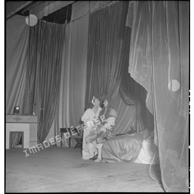 Comédiens sur scène lors d'une représentation de la pièce Feu la mère de Madame au théâtre municipal d'Hanoï.