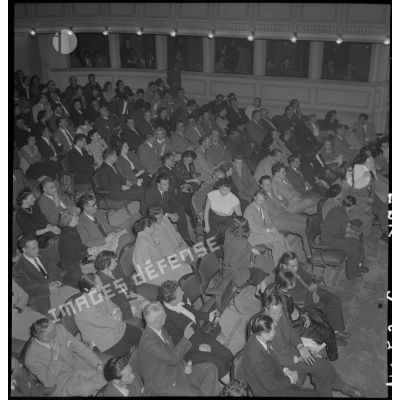 Spectateurs au théâtre municipal d'Hanoï venus assister à une représentation de la troupe de l'Union française.