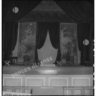 Décor du spectacle de la troupe de l'Union française lors d'une matinée au théâtre municipal d'Hanoï.