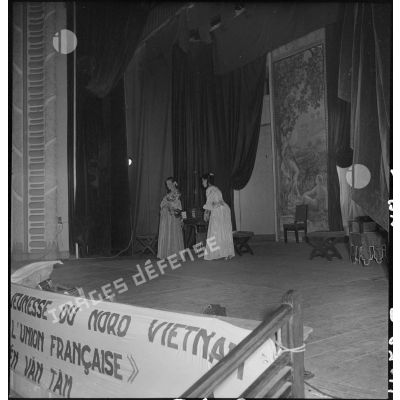 Comédiennes de la troupe de l'Union française sur scène, lors d'une représentation au théâtre municipal d'Hanoï.
