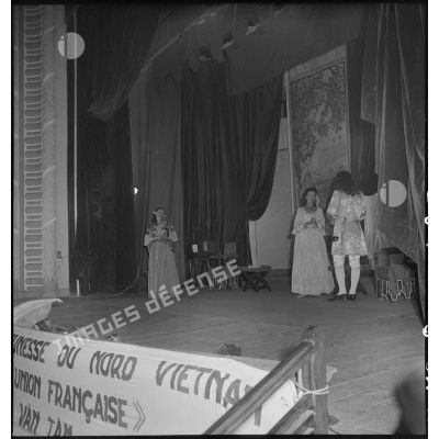 Comédiens de la troupe de l'Union française sur scène, lors d'une représentation au théâtre municipal d'Hanoï.