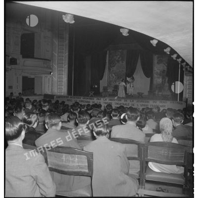 Spectateurs assistant à la représentation de la troupe de l'Union française au théâtre municipal d'Hanoï.