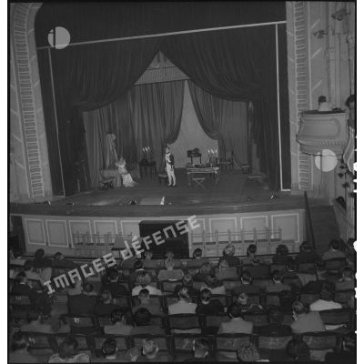 Spectateurs et comédiens de la troupe de l'Union française lors de la représentation de la pièce Napoléon unique au théâtre municipal d'Hanoï.