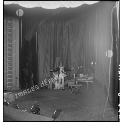 Comédiens de la troupe de l'Union française lors de la représentation de la pièce Napoléon unique au théâtre municipal d'Hanoï.