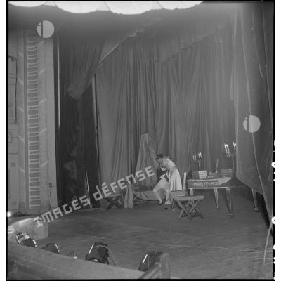 Comédiens de la troupe de l'Union française lors de la représentation de la pièce Napoléon unique au théâtre municipal d'Hanoï.