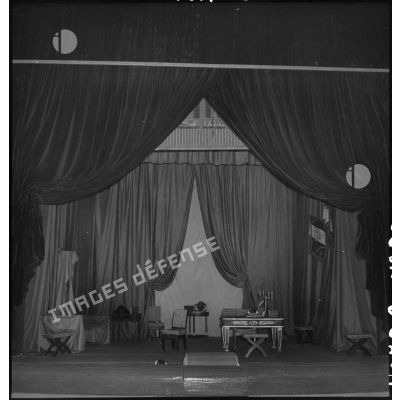 Décor de la pièce de théâtre Napoléon unique jouée par la troupe de l'Union française au théâtre municipal d'Hanoï.
