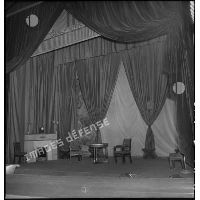 Décor de la pièce de théâtre Napoléon unique jouée par la troupe de l'Union française au théâtre municipal d'Hanoï.