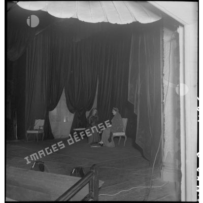 Comédiennes de la troupe de l'Union française lors de la représentation de la pièce Napoléon unique au théâtre municipal d'Hanoï.