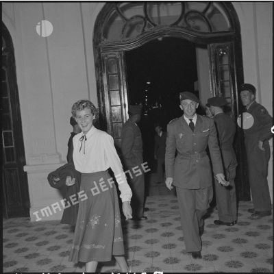 Une femme et un officier supérieur à l'entrée du  théâtre municipal d'Hanoï.