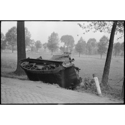 La carcasse d'un char léger de reconnaissance Mark VIB d'origine britannique témoigne de l'échec de la contre-offensive de la Frankforce de la BEF (British expeditionary force).