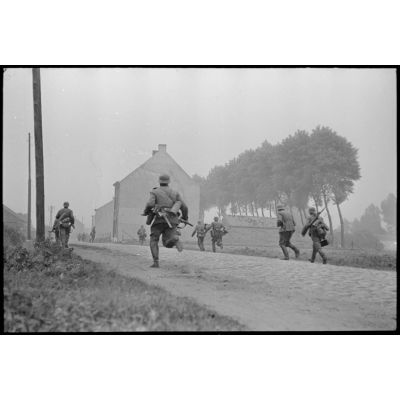 En Belgique, entre Mons et Valenciennes, les fantassins allemands du 469 I.R (Infanterie Regiment) progressent vers Thulin.