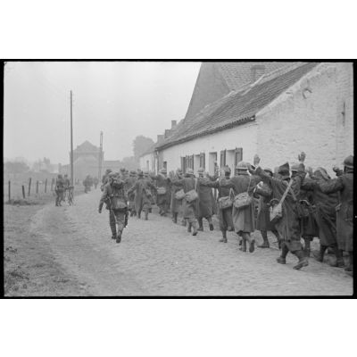 En Belgique, à Thulin, dans la rue Brouta, les dernières troupes françaises cessent le combat et sont escortées sous bonne garde.