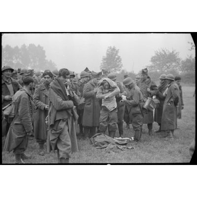 A Thulin, entre Mons et Valenciennes, un groupe de prisonniers français est rassemblé à l'extérieur de la ville, des blessés légers sont soignés.
