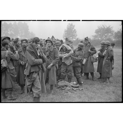 A Thulin, entre Mons et Valenciennes, un groupe de prisonniers français est rassemblé à l'extérieur de la ville, des blessés légers sont soignés.