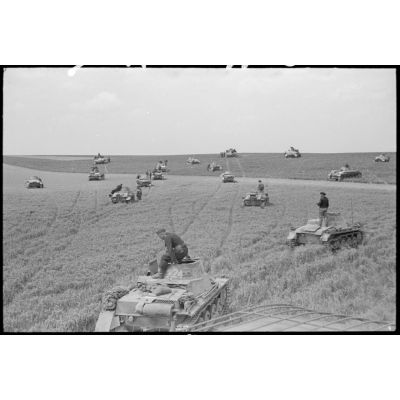 Durant la bataille de Gembloux (Belgique), des chars Panzer I et II de la 4e division blindée allemande (4.Panzer-Division).