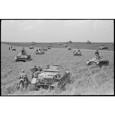 Durant la bataille de Gembloux (Belgique), des chars Panzer I et II de la 4e division blindée allemande (4.Panzer-Division).