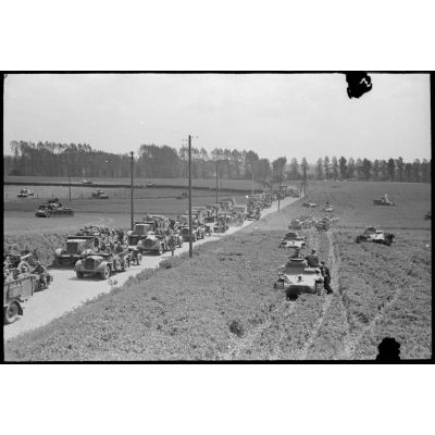 Durant la bataille de Gembloux (Belgique), une colonne de la 4e division blindée (Panzer-Division).