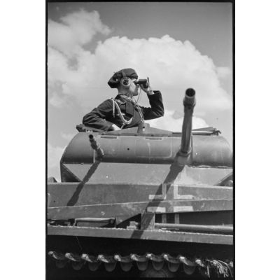 Durant la bataille de Gembloux, un chef de char Panzer II de la 4e division blindée allemande (4.Panzer-Division).