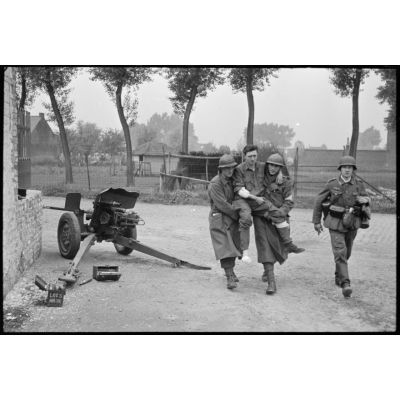 A Thulin, entre les rues du Calvaire et Victor Delporte, des prisonniers français quittent le village, un canon antichar français de 25 mm est encore en position.