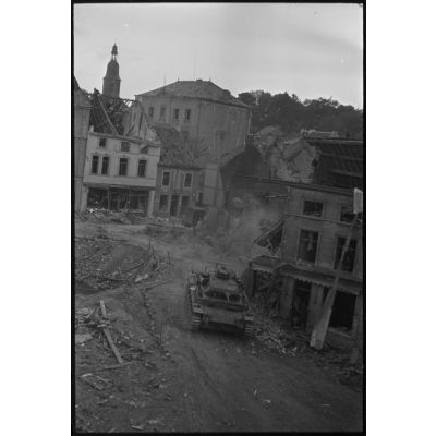 A Perwez en Brabant (Belgique), à l'issue de la bataille de France, un blindé Panzer-III de la 4e division blindée allemande (4.Panzer-Division) parade dans les rues de la ville pour les besoins de la propagande.