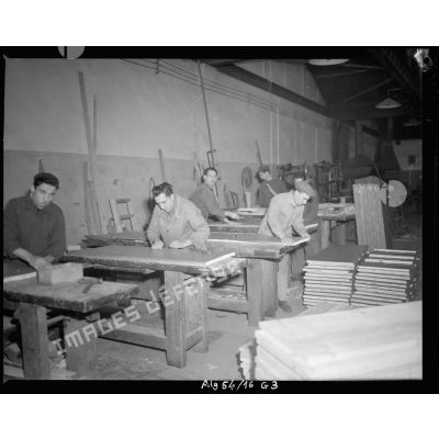 Chaîne pour la fabrication de caisses en bois à l'établissement régional du matériel de la 10e RM.