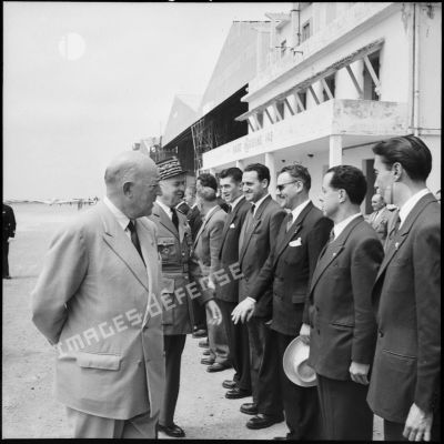 Accueil du maréchal Juin à l'aéroport d'Alger par les autorités civiles.