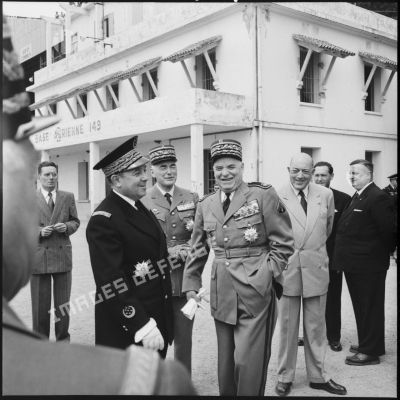 Le maréchal Juin rigole avec le comité d'accueil.
