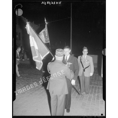 Le général de Monsabert avec un porte-drapeau lors de l'inauguration de l'avenue de la 3e DIA à Alger.