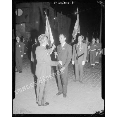 Le général de Monsabert avec un porte-drapeau lors de l'inauguration de l'avenue de la 3e DIA à Alger.
