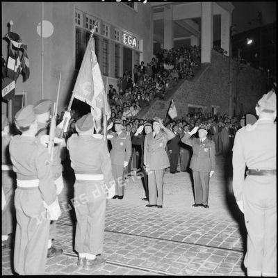 Le général de Monsabert devant les porte-drapeaux lors de l'inauguration de l'avenue de la 3e DIA à Alger.