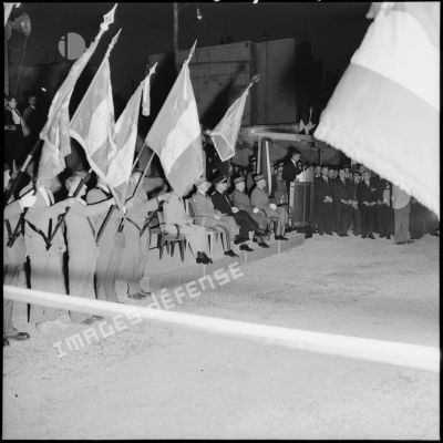 Porte-drapeaux devant le ruban d'inauguration de l'avenue de la 3e DIA à Alger.