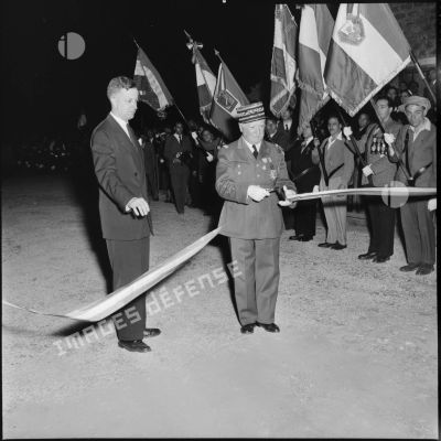Le général de Monsabert coupe le ruban lors de l'inauguration de la rue du 3e DIA (division d'infanterie algérienne).