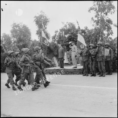 Défilé du 22e RTA (régiment de tirailleurs algériens) devant la tribune officielle à Béni Messous.