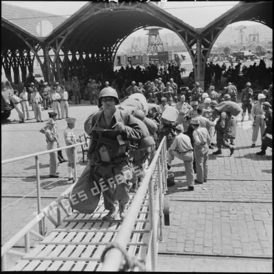 Les militaires du 22e RTA (régiment de tirailleurs algériens embarquent sur le Pasteur à Alger.