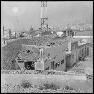 Bâtiment militaire délabré à Alger.