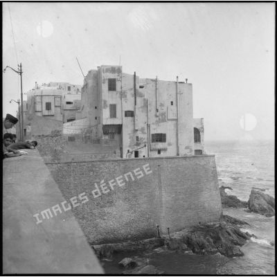 Bâtiments militaires côtiers sur la jetée Kheireddine d'Alger.