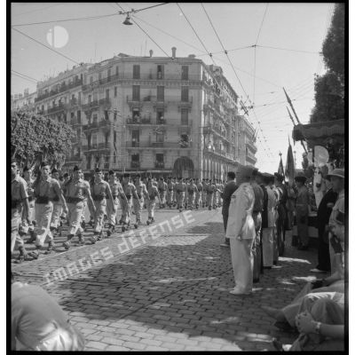 Défilé d'un régiment lors de la cérémonie du 14 juillet au Plateau des Glières à Alger.