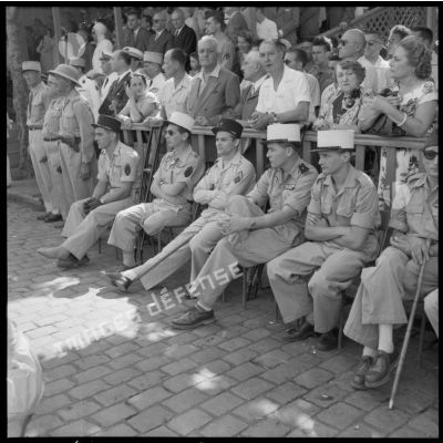 Spectateurs du défilé dont quelques légionnaires blessés en Indochine, lors de la cérémonie du 14 juillet au Plateau des Glières à Alger.