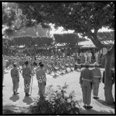 Défile d'un régiment de tirailleurs algériens devant la tribune officielle lors de la cérémonie du 14 juillet au Plateau des Glières à Alger.