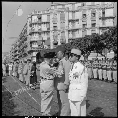 Un sous-officier est décoré lors de la cérémonie du 14 juillet au Plateau des Glières à Alger.