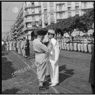 Un sous-officier est décoré lors de la cérémonie du 14 juillet au Plateau des Glières à Alger.