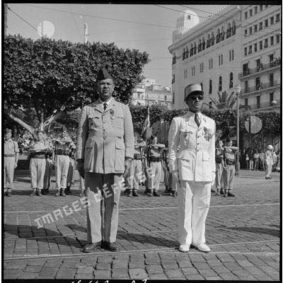 Deux officiers au garde-à-vous lors de la cérémonie du 14 juillet au Plateau des Glières à Alger.