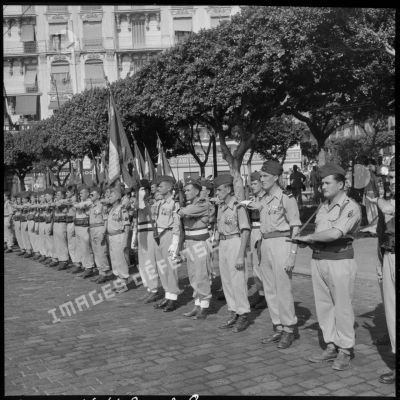 Des soldats au garde-à-vous lors de la cérémonie du 14 juillet au Plateau des Glières à Alger.