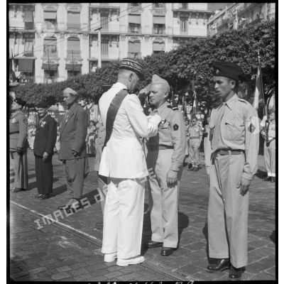 Un général de corps d'armée remet une médaille lors de la cérémonie du 14 juillet au Plateau des Glières à Alger.