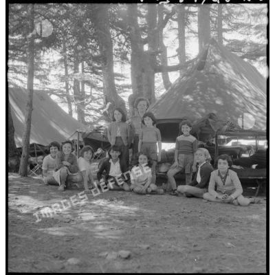 Les enfants de la colonie de vacances de Chréa déjeunent sous les tentes.