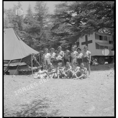 Photographies de groupe de monitrices de la colonie de vacances de Chréa.